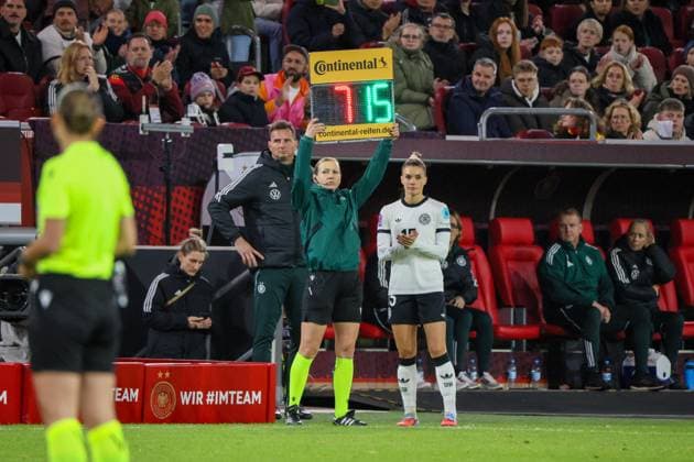 Düsseldorf, Germany October 24, 2025 UEFA Nations League Women 2025 2026 Germany vs France In the picture Selina Cerci Germany , right in the picture, is substituted for Giulia Gwinn Germany Merkur Spiel Arena Nordrhein Westfalen Copyright: xFotostandx xFantinix