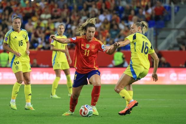 Spain - UEFA Women s Nations League - Semi-Finals Spain vs Sweden - 24 10 2025 SPAIN, MALAGA, OCTOBER 24. Alexia Putellas of Spain is challenged by Fridolina Rolfo of Sweden during the UEFA Women s Nations League 2025 Semi Finals football match between Spain and Sweden at Estadio La Rosaleda on October 24, 2025 in Malaga, Spain. Photo by Manuel Blondeau AOP.Press Malaga Estadio La Rosaleda Andalusia Spain Copyright: x ManuelxBlondeau AOP.Pressx AOP20251024-0052