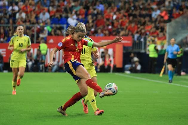 Spain - UEFA Women s Nations League - Semi-Finals Spain vs Sweden - 24 10 2025 SPAIN, MALAGA, OCTOBER 24. Irene Paredes of Spain kicks the ball under pressure from Stina Blackstenius of Sweden during the UEFA Women s Nations League 2025 Semi Finals football match between Spain and Sweden at Estadio La Rosaleda on October 24, 2025 in Malaga, Spain. Photo by Manuel Blondeau AOP.Press Malaga Estadio La Rosaleda Andalusia Spain Copyright: x ManuelxBlondeau AOP.Pressx AOP20251024-0065
