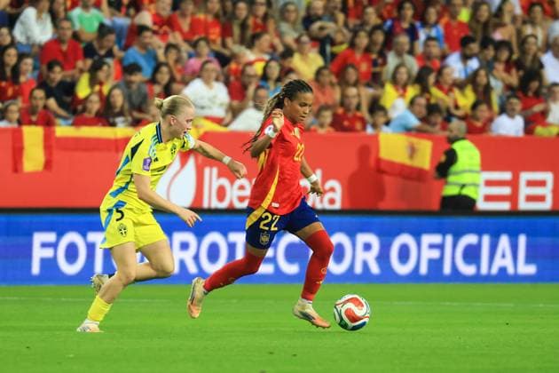 Spain - UEFA Women s Nations League - Semi-Finals Spain vs Sweden - 24 10 2025 SPAIN, MALAGA, OCTOBER 24. Vicky Lopez of Spain is challenged by Anna Sandberg of Sweden during the UEFA Women s Nations League 2025 Semi Finals football match between Spain and Sweden at Estadio La Rosaleda on October 24, 2025 in Malaga, Spain. Photo by Manuel Blondeau AOP.Press Malaga Estadio La Rosaleda Andalusia Spain Copyright: x ManuelxBlondeau AOP.Pressx AOP20251024-0070