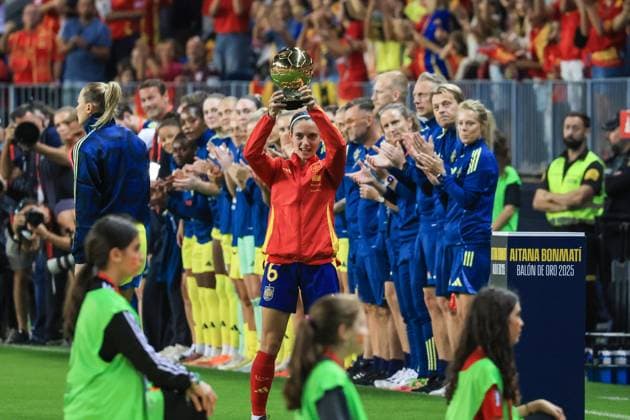 Spain - UEFA Women s Nations League - Semi-Finals Spain vs Sweden - 24 10 2025 SPAIN, MALAGA, OCTOBER 24. Aitana Bonmati of Spain shows her FIFA Ballon d Or (Golden Ball) ahead of the UEFA Women s Nations League 2025 Semi Finals football match between Spain and Sweden at Estadio La Rosaleda on October 24, 2025 in Malaga, Spain. Photo by Manuel Blondeau AOP.Press Malaga Estadio La Rosaleda Andalusia Spain Copyright: x ManuelxBlondeau AOP.Pressx AOP20251024-0013