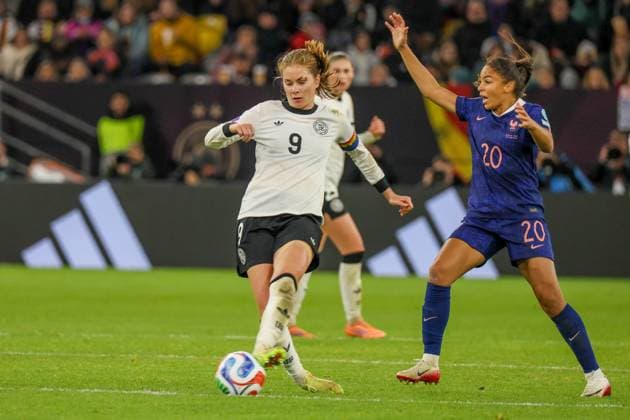 Düsseldorf, Germany October 24, 2025 UEFA Nations League Women 2025 2026 Germany vs France In the picture from left Sjoeke Nüsken Nuesken Germany and Delphine Cascarino France Merkur Spiel Arena Nordrhein Westfalen Copyright: xFotostandx xFantinix