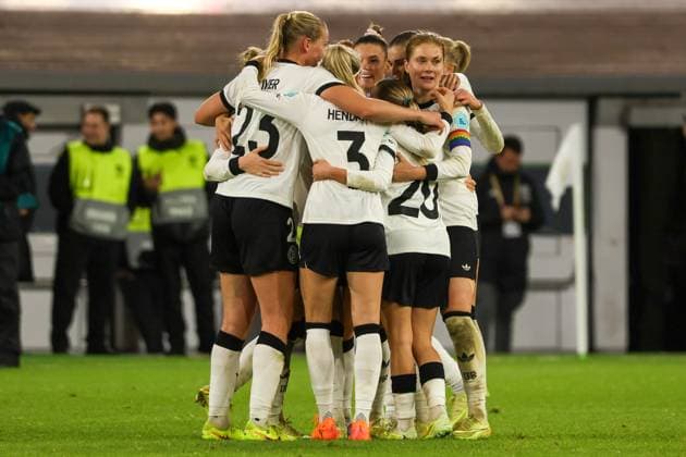Düsseldorf, Germany October 24, 2025 UEFA Nations League Women 2025 2026 Germany vs France In the picture goal scorer Klara Bühl Buehl Germany , hidden in the picture, scores the goal to 1 0 for Germany and cheers with her teammates Merkur Spiel Arena Nordrhein Westfalen Copyright: xFotostandx xFantinix