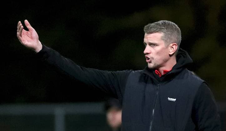 24 10 2025, xfsx, Herren, Fußball, Saison 2025 2026, Regionalliga Bayern, 15 Spieltag SV Wacker Bughausen FC Wuerzburger Kickers v li Trainer Lars Bender SV Wacker Burghausen gibt Anweisungen, gestikuliert, mit den Armen gestikulieren, gives instructions, gesticulate, Einzelbild Burghausen Wacker Arena Bayern Deutschland