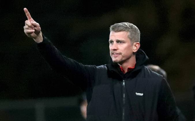 24 10 2025, xfsx, Herren, Fußball, Saison 2025 2026, Regionalliga Bayern, 15 Spieltag SV Wacker Bughausen FC Wuerzburger Kickers v li Trainer Lars Bender SV Wacker Burghausen gibt Anweisungen, gestikuliert, mit den Armen gestikulieren, gives instructions, gesticulate, Einzelbild Burghausen Wacker Arena Bayern Deutschland