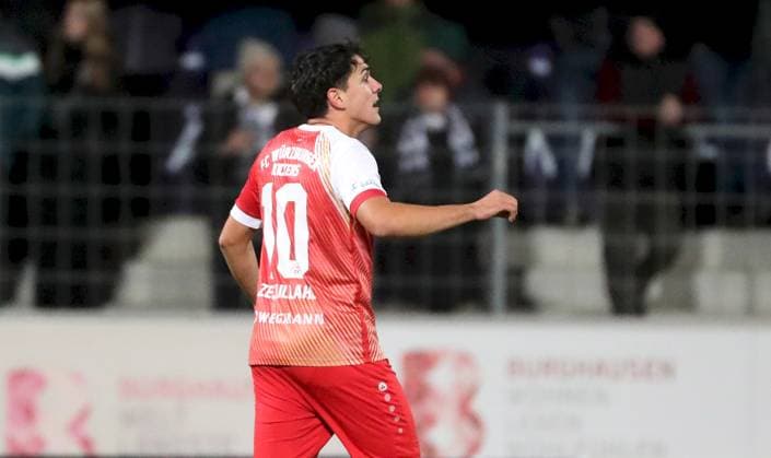 24 10 2025, xfsx, Herren, Fußball, Saison 2025 2026, Regionalliga Bayern, 15 Spieltag SV Wacker Bughausen FC Wuerzburger Kickers v li Eroll Zejnullahu FC Wuerzburger Kickers gibt Anweisungen, gestikuliert, mit den Armen gestikulieren, gives instructions, gesticulate, Einzelbild Burghausen Wacker Arena Bayern Deutschland