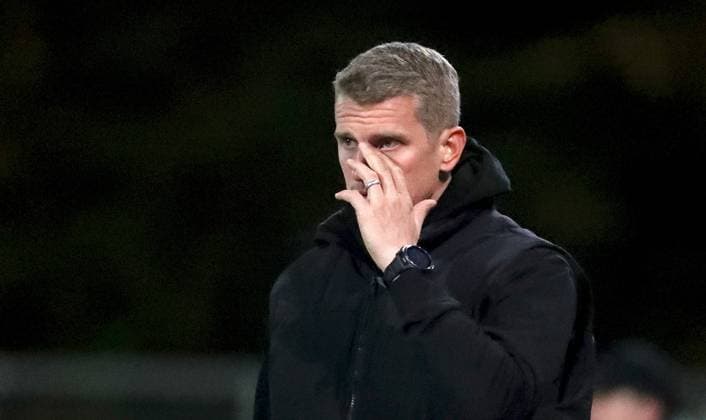24 10 2025, xfsx, Herren, Fußball, Saison 2025 2026, Regionalliga Bayern, 15 Spieltag SV Wacker Bughausen FC Wuerzburger Kickers v li Trainer Lars Bender SV Wacker Burghausen enttaeuschtend schauen, Enttaeuschtung, disappointed, Einzelbild Burghausen Wacker Arena Bayern Deutschland