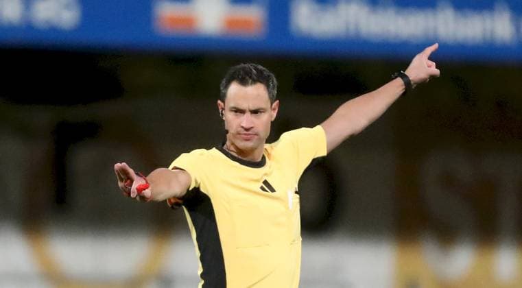24 10 2025, xfsx, Herren, Fußball, Saison 2025 2026, Regionalliga Bayern, 15 Spieltag SV Wacker Bughausen FC Wuerzburger Kickers v li Referee Lothar Ostheimer gives instructions, gestikuliert, mit den Armen gestikulieren, gives instructions, gesticulate, Einzelbild Burghausen Wacker Arena Bayern Germany