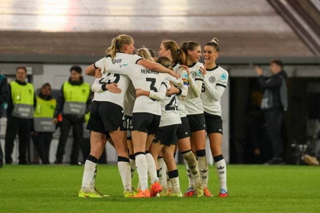 Düsseldorf, Germany October 24, 2025 UEFA Nations League Women 2025 2026 Germany vs France In the picture goal scorer Klara Bühl Buehl Germany , hidden in the picture, scores the goal to 1 0 for Germany and cheers with her teammates Merkur Spiel Arena Nordrhein Westfalen Copyright: xFotostandx xFantinix