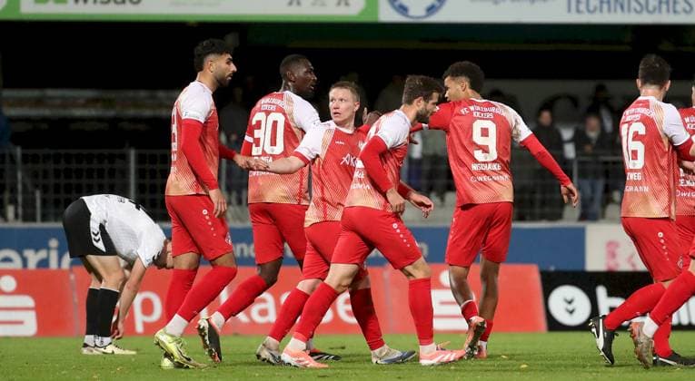 24 10 2025, xfsx, Herren, Fußball, Saison 2025 2026, Regionalliga Bayern, 15 Spieltag SV Wacker Bughausen FC Wuerzburger Kickers v li Spieler des FC Wuerzburger Kickers mit Torjubel, celebrate the goal, goal celebration, Jubel über das Tor zum 1 1 durch Jermain Nischalke FC Wuerzburger Kickers Burghausen Wacker Arena Bayern Deutschland