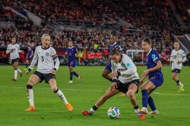 Düsseldorf, Germany 24 October 2025 UEFA Nations League Women 2025 2026 Germany vs France Pictured from left in duel Kathrin Hendrich Germany , Carlotta Wamser Germany and Clara Mateo France Merkur Spiel Arena Nordrhein Westfalen Copyright: xFotostandx xFantinix