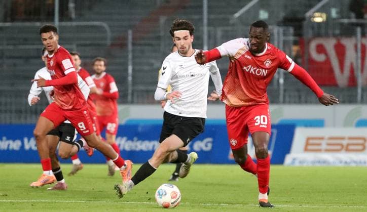 24 10 2025, xfsx, Men, Football, Season 2025 2026, Regionalliga Bayern, 15 Matchday SV Wacker Bughausen FC Wuerzburger Kickers v li Jermain Nischalke FC Wuerzburger Kickers , Moritz Bangerter SV Wacker Burghausen , Tarsis Bonga FC Wuerzburger Kickers Burghausen Wacker Arena Bayern Germany