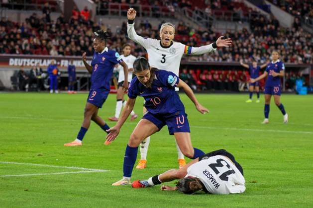 Düsseldorf, Germany 24 October 2025 UEFA Nations League Women 2025 2026 Germany vs France Pictured from left in duel Kathrin Hendrich Germany , Carlotta Wamser Germany and Clara Mateo France Merkur Spiel Arena Nordrhein Westfalen Copyright: xFotostandx xFantinix