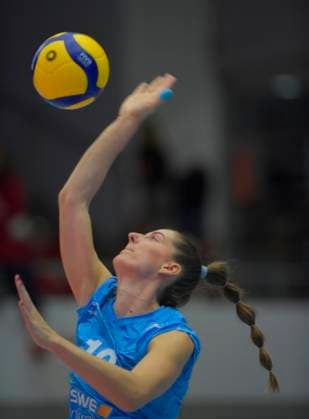 24 10 2025, Wiesbadens Laura Broekstra serving, Volleyball, 1 Bundesliga, Dresdner SC VC Wiesbaden, c Dresden