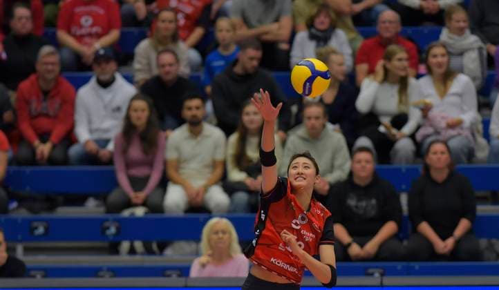 24 10 2025, Drresdens Miku Akimoto serving, Volleyball, 1 Bundesliga, Dresdner SC VC Wiesbaden, c Dresden