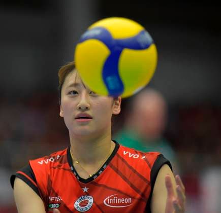 24 10 2025, Dresdens Miku Akimoto with ball, Volleyball, 1 Bundesliga, Dresdner SC VC Wiesbaden, c Dresden