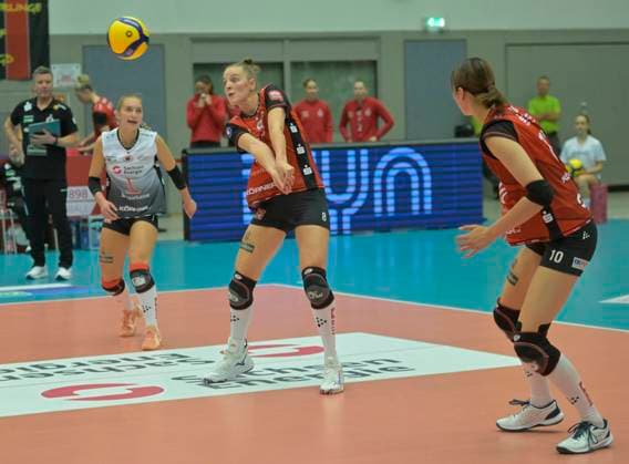 24 10 2025, reception Jette Kuipers, left Patricia Nestler, right Miku Akimoto, Volleyball, 1 Bundesliga, Dresdner SC VC Wiesbaden, c Dresden