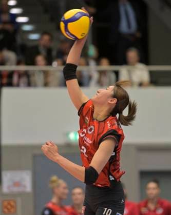 24 10 2025, Dresdens Miku Akimoto serving, Volleyball, 1 Bundesliga, Dresdner SC VC Wiesbaden, c Dresden