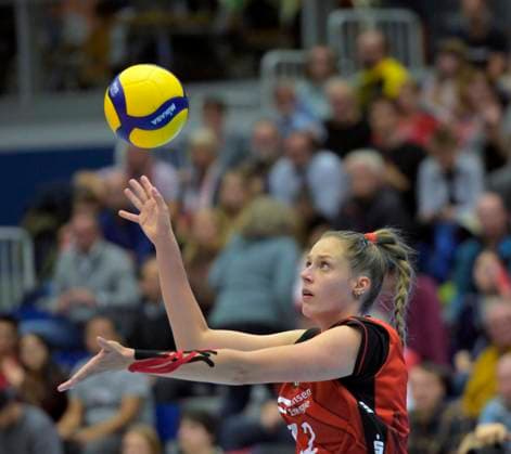 24 10 2025, Dresdens Mette Pfeffer serving, Volleyball, 1 Bundesliga, Dresdner SC VC Wiesbaden, c Dresden