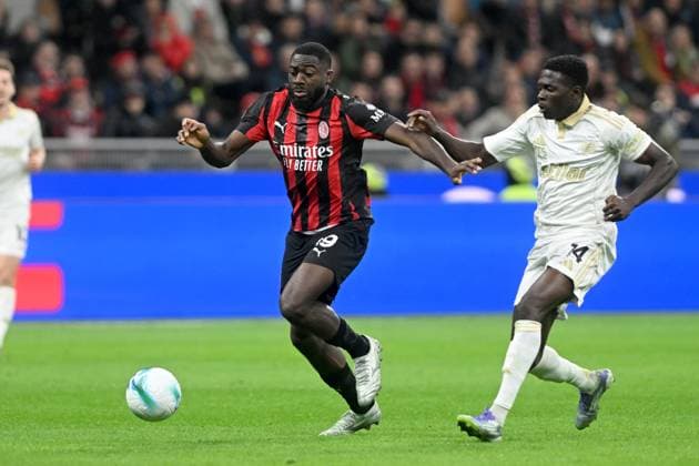 YOUSSOUF FOFANA, Milan, EBENEZER AKINSANMIRO, Pisa, Serie A 2025-26, Milan-Pisa 2-2, azione, action, contrasto SERIE A 2025-26 MILAN-PISA 2-2
