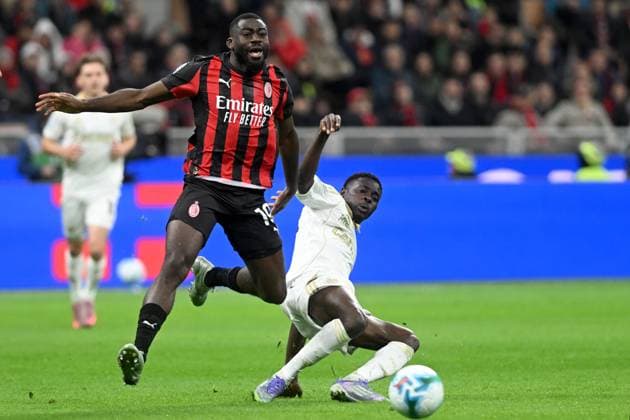 YOUSSOUF FOFANA, Milan, EBENEZER AKINSANMIRO, Pisa, Serie A 2025-26, Milan-Pisa 2-2, azione, action, contrasto SERIE A 2025-26 MILAN-PISA 2-2