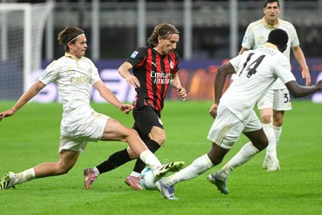 LUKA MODRIC, Milan, ISAK VURAL, Pisa, Serie A 2025-26, Milan-Pisa 2-2, azione, action, contrasto SERIE A 2025-26 MILAN-PISA 2-2