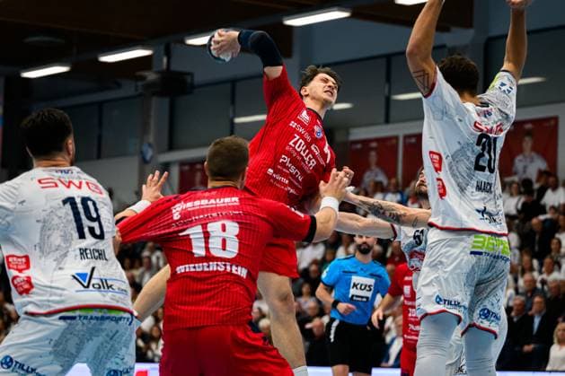 Huettenberg HBL 25 26 TV Huettenberg SG BBM Bietigheim from left Vit Reichl Huettenberg , Fabian Wiederstein Bietigheim , Fynn Nicolaus Bietigheim throwing m, Leif Haack Huettenberg Huettenberg Sportzentrum Germany