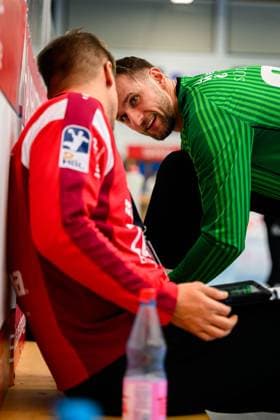 Huettenberg HBL 25 26 TV Huettenberg SG BBM Bietigheim Goalkeeper Jan Hrdlicka Bietigheim in conversation with goalkeeper coach Jürgen Müller Huettenberg Sports Center Germany