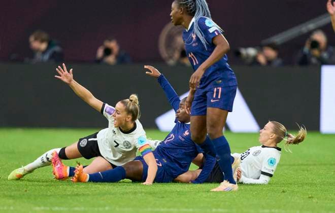 Giulia Gwinn of Germany Elisa Senss, Senß of Germany compete for the ball, tackling, duel, header, zweikampf, action, fight against Sandy Baltimore of France Kadidiatou Diani of France in the Women s Nations League 2025 Semi-Final first leg match GERMANY - FRANCE 1-0 on October 24, 2025 in Düsseldorf, Germany. Season 2025 2026