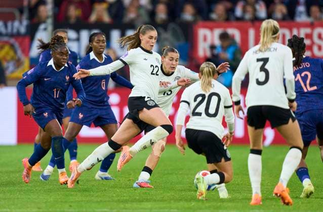 Jule Brand of Germany Carlotta Wamser of Germany compete for the ball, tackling, duel, header, zweikampf, action, fight against Sandy Baltimore of France in the Women s Nations League 2025 Semi-Final first leg match GERMANY - FRANCE 1-0 on October 24, 2025 in Düsseldorf, Germany. Season 2025 2026