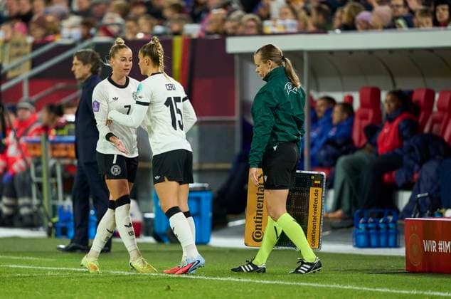 Giulia Gwinn of Germany exchange Celina Cerci of Germany in the Women s Nations League 2025 Semi-Final first leg match GERMANY - FRANCE 1-0 on October 24, 2025 in Düsseldorf, Germany. Season 2025 2026