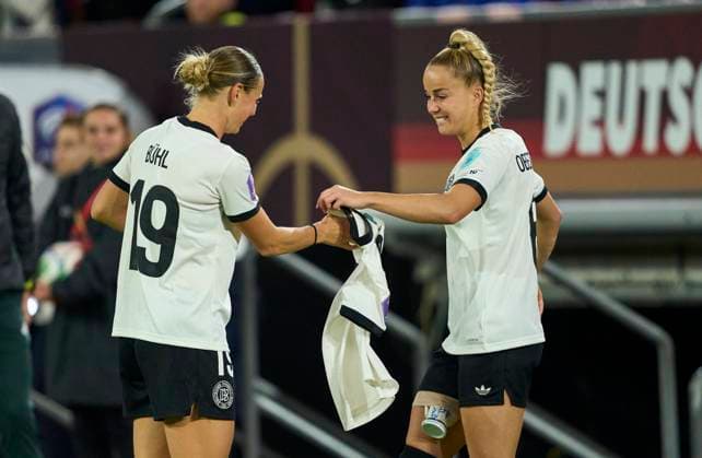 Klara Bühl of Germany celebrates his her 1-0 goal, happy, laugh, celebration, with Giulia Gwinn of Germany and jersey of injured Lena Oberdorf in the Women s Nations League 2025 Semi-Final first leg match GERMANY - FRANCE 1-0 on October 24, 2025 in Düsseldorf, Germany. Season 2025 2026