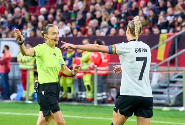 Giulia Gwinn of Germany discussion with referee in the Women s Nations League 2025 Semi-Final first leg match GERMANY - FRANCE 1-0 on October 24, 2025 in Düsseldorf, Germany. Season 2025 2026