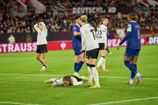 Sjoeke Nüsken of Germany missed chance for goal, Franziska Kett of Germany angry in the Women s Nations League 2025 Semi-Final first leg match GERMANY - FRANCE 1-0 on October 24, 2025 in Düsseldorf, Germany. Season 2025 2026