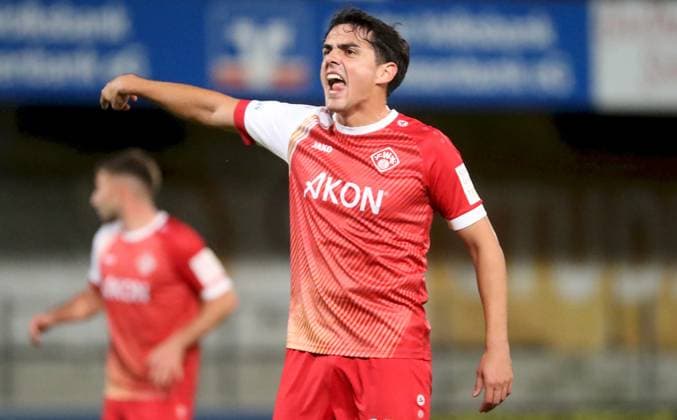 24 10 2025, xfsx, Herren, Fußball, Saison 2025 2026, Regionalliga Bayern, 15 Spieltag SV Wacker Bughausen FC Wuerzburger Kickers v li Eroll Zejnullahu FC Wuerzburger Kickers gibt Anweisungen, gestikuliert, mit den Armen gestikulieren, gives instructions, gesticulate, Einzelbild Burghausen Wacker Arena Bayern Deutschland