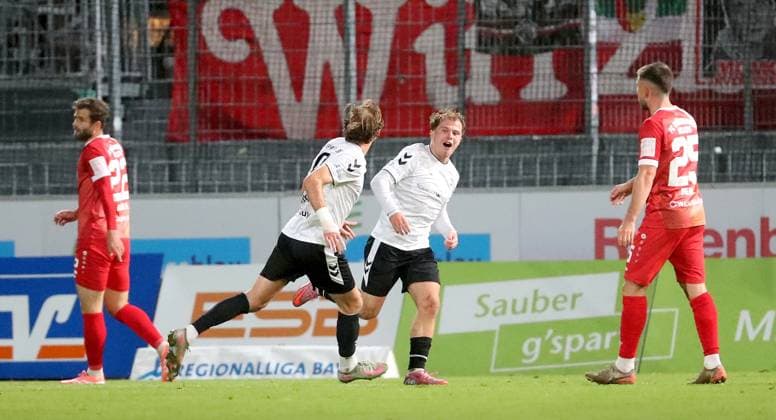 24 10 2025, xfsx, Herren, Fußball, Saison 2025 2026, Regionalliga Bayern, 15 Spieltag SV Wacker Bughausen FC Wuerzburger Kickers v li Daniel Haegele FC Wuerzburger Kickers , Felix Bachschmid SV Wacker Burghausen , Tom Sanne SV Wacker Burghausen mit Torjubel, celebrate the goal, goal celebration, Jubel über das Tor zum 1 0, Dominik Meisel FC Wuerzburger Kickers Burghausen Wacker Arena Bayern Germany