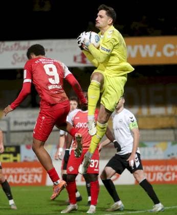 24 10 2025, xfsx, Men, Soccer, Season 2025 2026, Regionalliga Bayern, 15 Matchday SV Wacker Bughausen FC Wuerzburger Kickers v li Jermain Nischalke FC Wuerzburger Kickers , Markus Schoeller SV Wacker Burghausen Burghausen Wacker Arena Bayern Germany