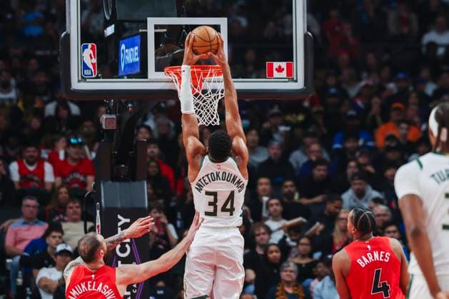 October 24, 2025, Toronto, On, Canada: Milwaukee Bucks Giannis Antetokounmpo (34) dunks while Toronto Raptors Sandro Mamukelashvili (54) and Scottie Barnes (4) look on during first half NBA, Basketball Herren, USA basketball action in Toronto on Friday, October 24, 2025. Canada News - October 24, 2025  - ZUMAc35_ 20251024_zaf_c35_065 Copyright: xNickxIwanyshynx
