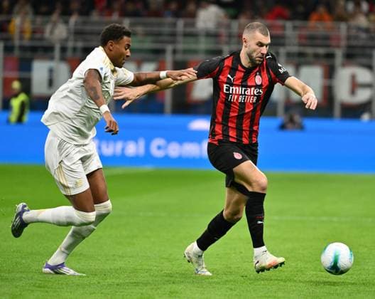 (251025) -- MILAN, Oct. 25, 2025 -- AC Milan s Strahinja Pavlovic (R) vies with Pisa s Henrik Meister during a Serie A football match between AC Milan and Pisa in Milan, Italy, Oct. 24, 2025. (Photo by Xinhua) (SP)ITALY-MILAN-FOOTBALL-SERIE A- AC MILAN VS PISA AlbertoxLingria 