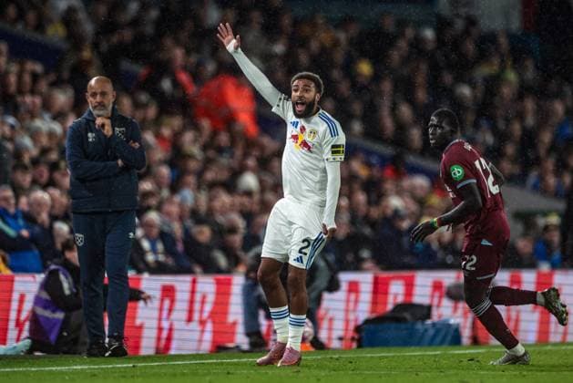 Premier League Leeds United v West Ham United Jayden Bogle of Leeds United gives his team instructions during the Premier League match Leeds United vs West Ham United at Elland Road, Leeds, United Kingdom, 24th October 2025 (Photo by Mark Cosgrove News Images) Leeds Elland Road West Yorkshire United Kingdom Copyright: xMarkxCosgrove NewsxImagesx