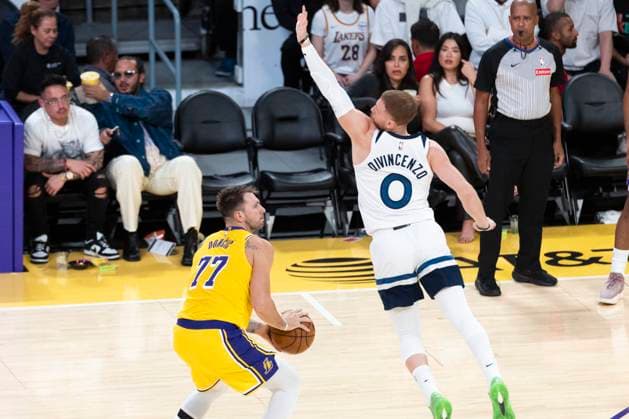 October 24, 2025, Los Angeles, California, USA: Los Angeles LakersÃ¢â‚¬â ¢ Luka DonÄÂiÄ¡ (77) fakes Minnesota Timberwolves Donte DiVincenzo (0) into the air during an NBA, Basketball Herren, USA basketball game, in Los Angeles Friday, Oct. 24, 2025. Los Angeles USA - ZUMAc68_ 20251024_zaf_c68_007 Copyright: xRingoxChiux