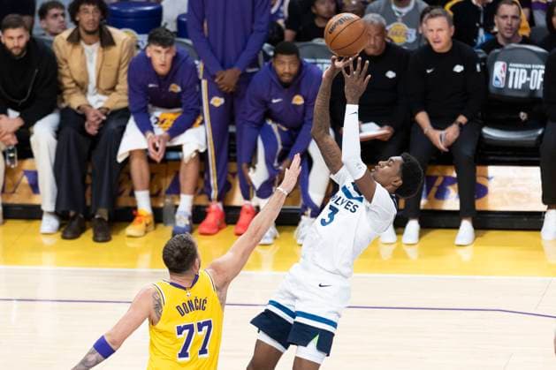 October 24, 2025, Los Angeles, California, USA: Minnesota Timberwolves Jaden McDaniels (3) shoots against Los Angeles LakersÃ¢â‚¬â ¢ Luka DonÄÂiÄ¡ (77) during an NBA, Basketball Herren, USA basketball game, in Los Angeles Friday, Oct. 24, 2025. Los Angeles USA - ZUMAc68_ 20251024_zaf_c68_009 Copyright: xRingoxChiux