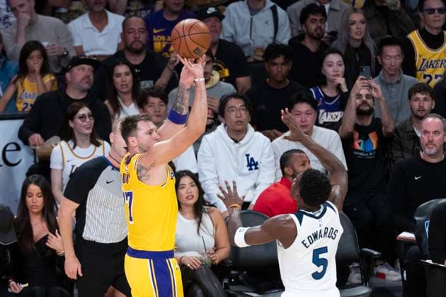 October 24, 2025, Los Angeles, California, USA: Los Angeles LakersÃ¢â‚¬â ¢ Luka DonÄÂiÄ¡ (77) shoots against Minnesota Timberwolves Anthony Edwards (5) during an NBA, Basketball Herren, USA basketball game, in Los Angeles Friday, Oct. 24, 2025. Los Angeles USA - ZUMAc68_ 20251024_zaf_c68_006 Copyright: xRingoxChiux