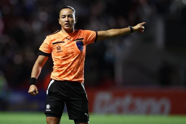 Brazilian referee Edna Alves gestures during the CONMEBOL Women s Nations League football match, qualifier for the 2027 World Cup in Brazil, between Argentina and Paraguay, at the Diego Armando Maradona stadium in Buenos Aires, Argentina on October 24, 2025 BUENOS AIRES ARGENTINA Copyright: xALEJANDROxPAGNIx