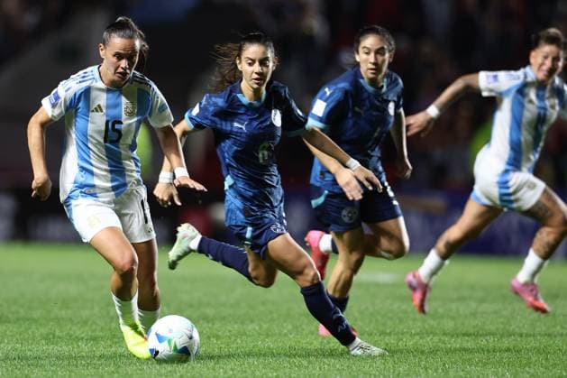 Argentina s midfielder Florencia Bonsegundo (L) controls the ball past Paraguay s midfielder Cindy Ramos (C) during the CONMEBOL Women s Nations League football match, qualifier for the 2027 World Cup in Brazil, between Argentina and Paraguay, at the Diego Armando Maradona stadium in Buenos Aires, Argentina on October 24, 2025. BUENOS AIRES ARGENTINA Copyright: xALEJANDROxPAGNIx