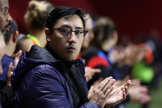 Paraguay s head coach Fabio Fukumoto looks on before the CONMEBOL Women s Nations League football match, qualifier for the 2027 World Cup in Brazil, between Argentina and Paraguay, at the Diego Armando Maradona stadium in Buenos Aires, Argentina on October 24, 2025 BUENOS AIRES ARGENTINA Copyright: xALEJANDROxPAGNIx