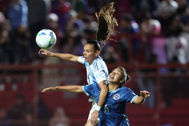 Argentina s midfielder Florencia Bonsegundo top L fights for the ball with Paraguay s midfielder Cindy Ramos during the CONMEBOL Women s Nations League football match, qualifier for the 2027 World Cup in Brazil, between Argentina and Paraguay, at the Diego Armando Maradona stadium in Buenos Aires, Argentina on October 24, 2025 BUENOS AIRES ARGENTINA Copyright: xALEJANDROxPAGNIx