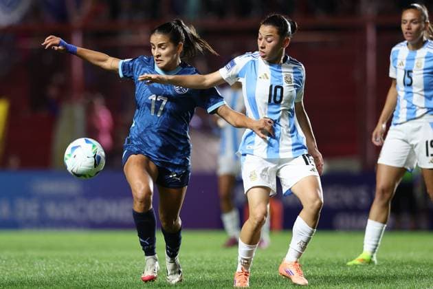 Argentina s midfielder Maricel Pereyra C vies for the ball with Paraguay s defender Camila Arrieta during the CONMEBOL Women s Nations League football match, qualifier for the 2027 World Cup in Brazil, between Argentina and Paraguay, at the Diego Armando Maradona stadium in Buenos Aires, Argentina on October 24, 2025 BUENOS AIRES ARGENTINA Copyright: xALEJANDROxPAGNIx
