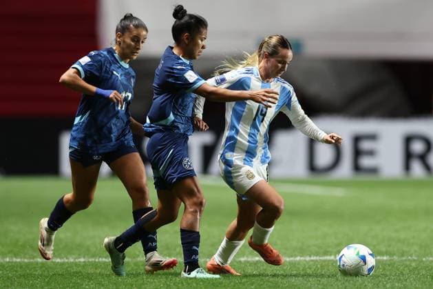 Argentina s midfielder Agostina Holzheier R vies for the ball with Paraguay s midfielder Cindy Ramos C during the CONMEBOL Women s Nations League football match, qualifier for the 2027 World Cup in Brazil, between Argentina and Paraguay, at the Diego Armando Maradona stadium in Buenos Aires, Argentina on October 24, 2025 BUENOS AIRES ARGENTINA Copyright: xALEJANDROxPAGNIx