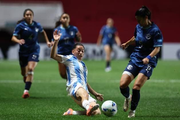 Argentina s midfielder Maricel Pereyra C vies for the ball with Paraguay s defender Dahiana Bogarin during the CONMEBOL Women s Nations League football match, qualifier for the 2027 World Cup in Brazil, between Argentina and Paraguay, at the Diego Armando Maradona stadium in Buenos Aires, Argentina on October 24, 2025 BUENOS AIRES ARGENTINA Copyright: xALEJANDROxPAGNIx